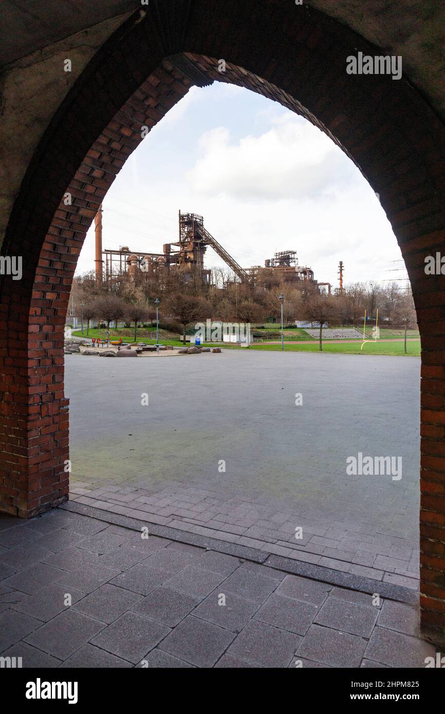 Hochofen der thyssenkrupp Steel Europe AG hinter dem Hamborn-Stadion im öffentlichen Park Schwelgern in Duisburg-Marxloh Stockfoto