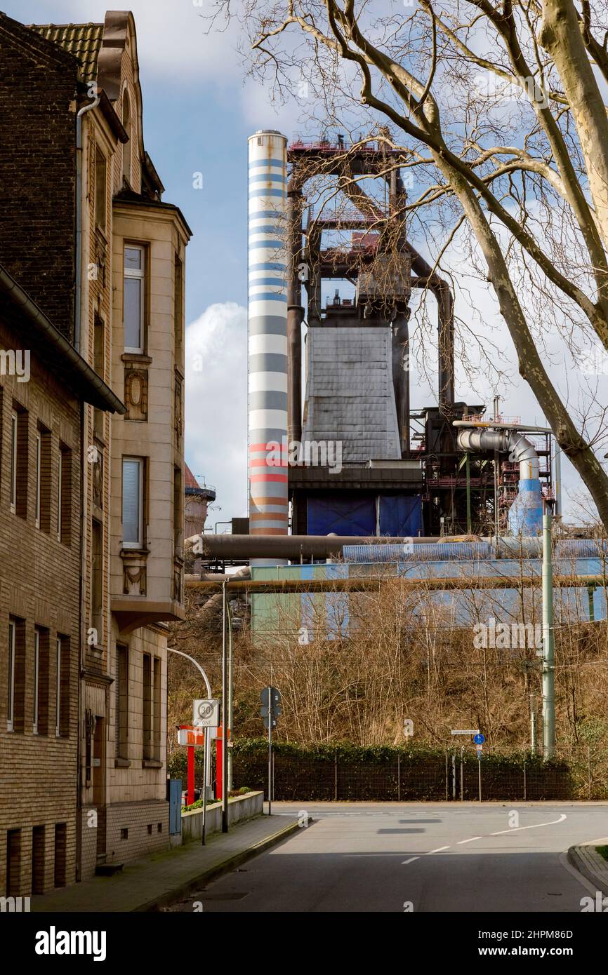 Wohngebiet Duisburg-Bruckhausen, dahinter Industriekulisse mit Hochofen der thyssenkrupp Steel Europe AG. Stockfoto