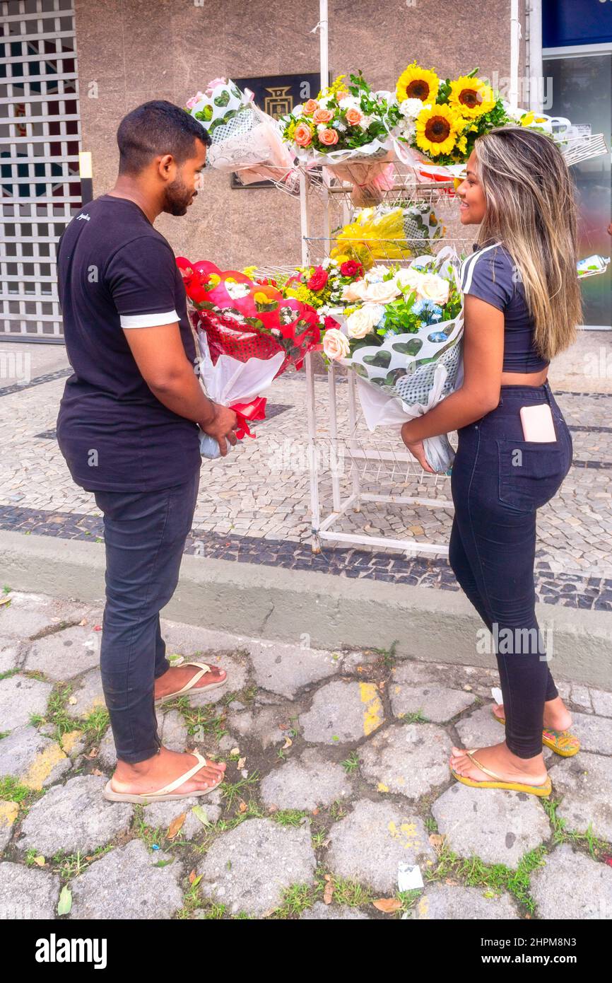 Ein paar junge brasilianische Menschen kaufen Blumen, Niteroi, Brasilien Stockfoto