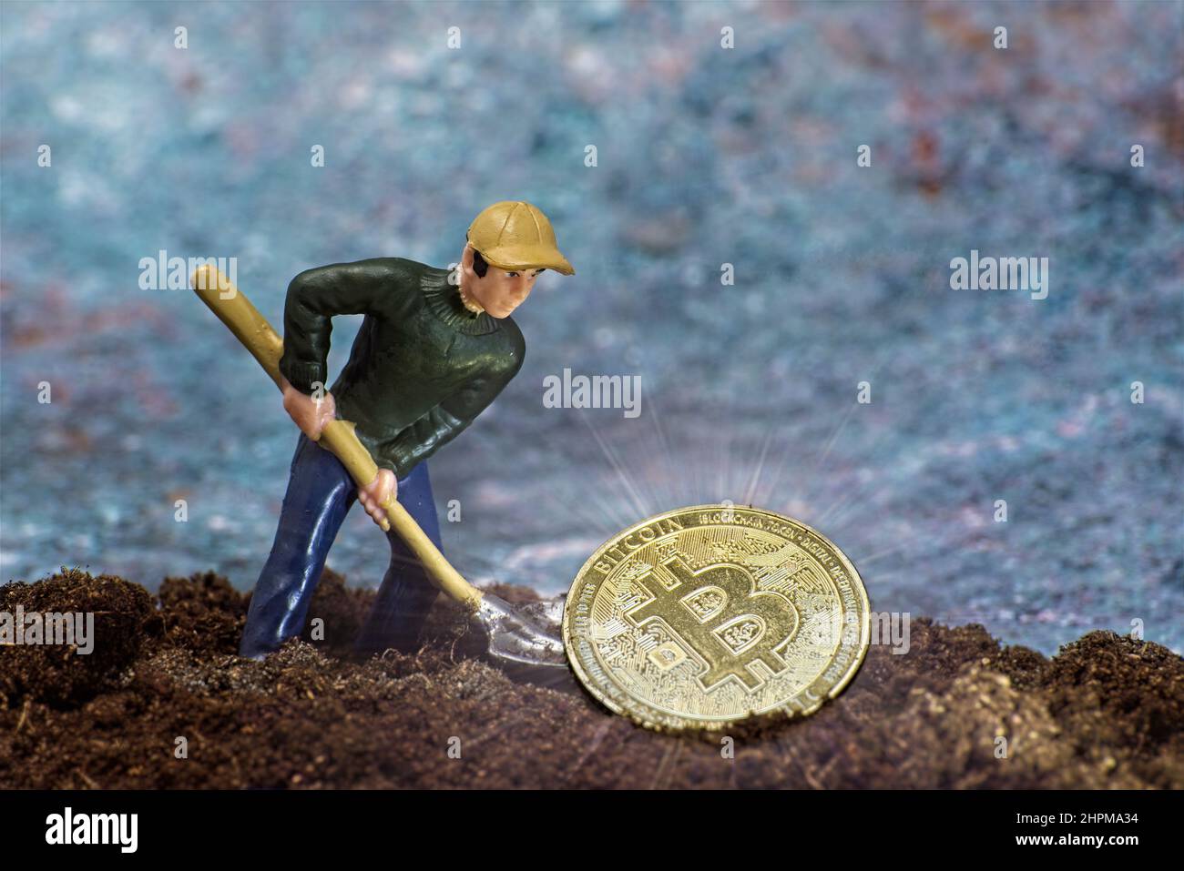Bitcoin Miner Miniatur Arbeiter Modell graben digitales Geld oder Kryptowährung Konzept. Menschen arbeiten an Münze Bitcoins Krypto Währung auf Kopierraum Hintergrund. Hochwertige Fotos Stockfoto