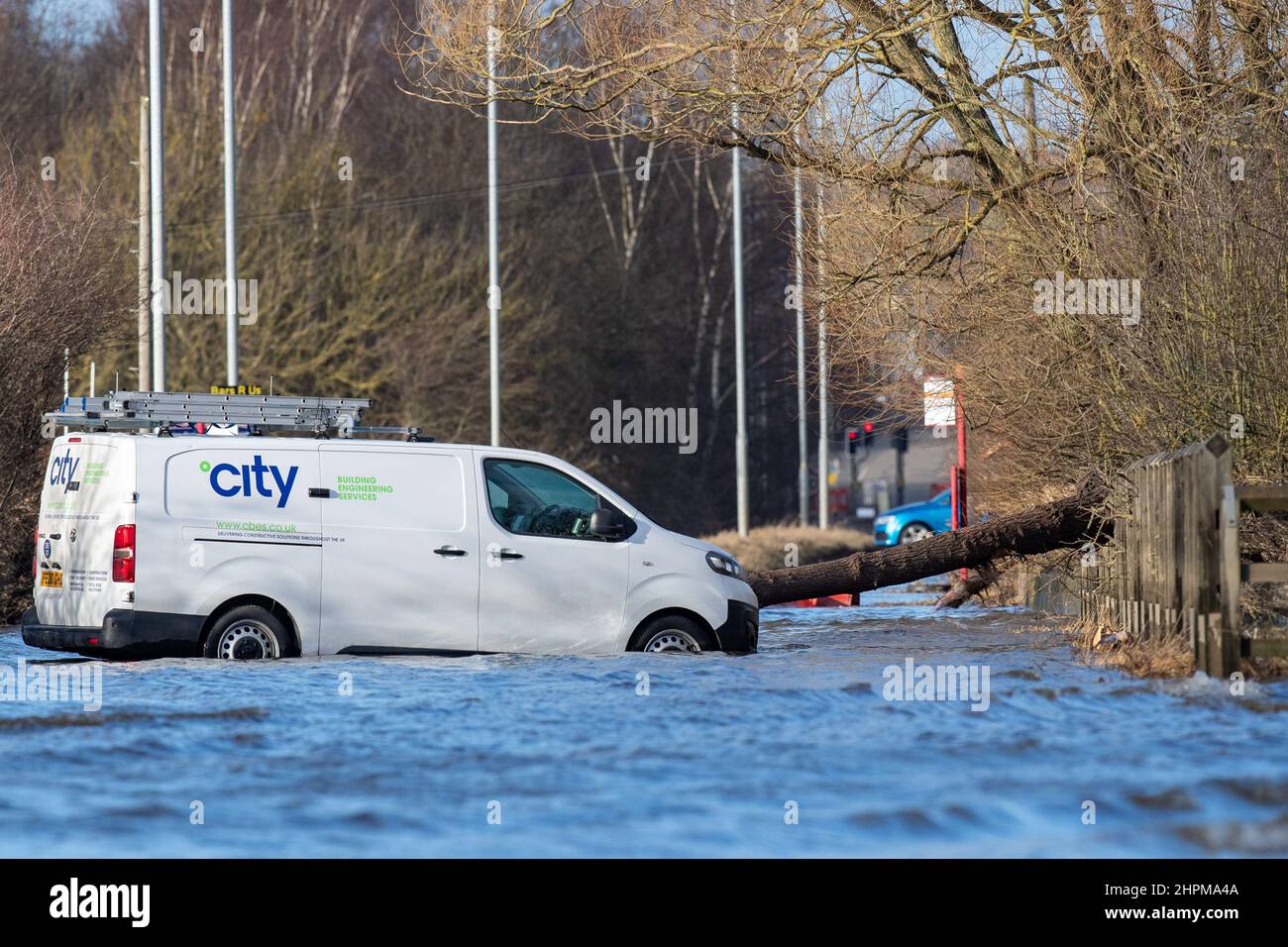 Ein Van in Castleford wird neben einem umgestürzten Baum aufgegeben, nachdem er gestrandet war, als der Sturm Franklin den Fluss Aire über das Wochenende zum Platzen brachte Stockfoto