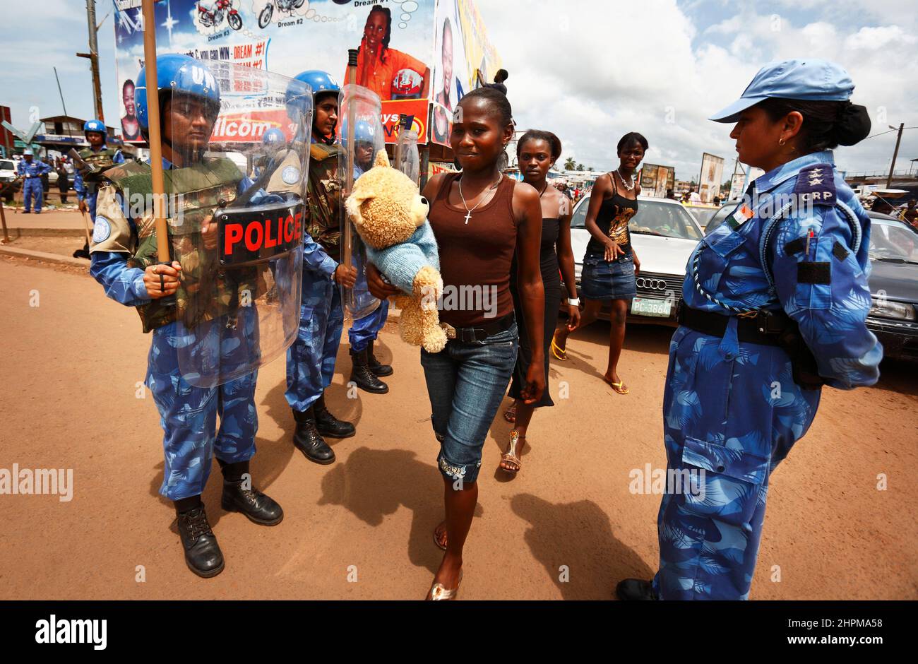 UN Women Power in Monrovia, Liberia. Die Entsendung der paramilitärischen Polizeieinheiten Indiens galt als erste Friedensmission einer Fraueneinheit in der Geschichte der Vereinten Nationen. Die Fraueneinheit aus Indien unterstützte die UNMIL-Friedensmission in Liberia. Die blau behelmte Spezialeinheit der indischen Polizei ist bewaffnet und soll die neu geschaffene und noch unbewaffnete liberianische Polizei unterstützen. Stockfoto