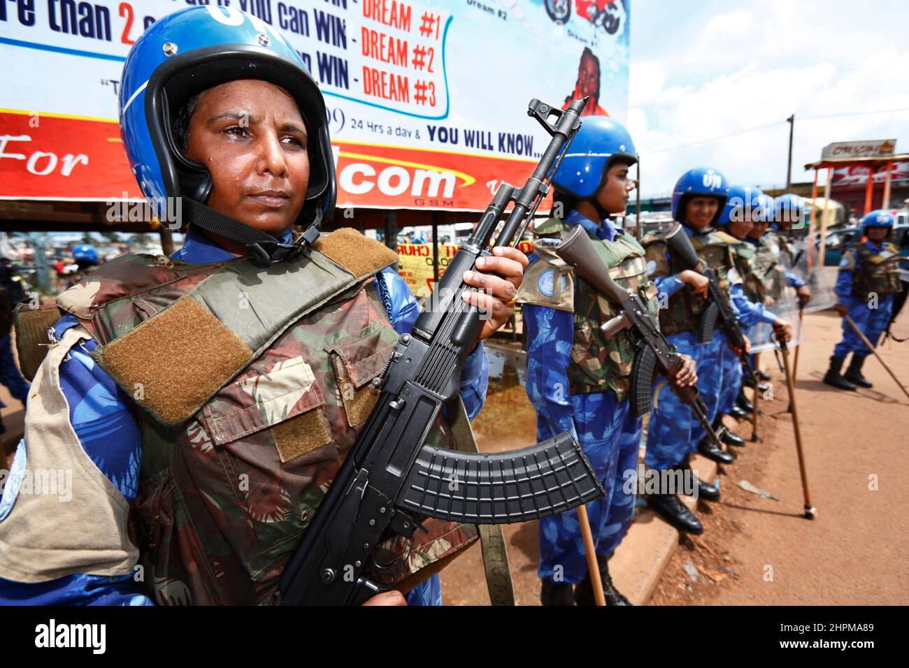 UN Women Power in Monrovia, Liberia. Die Entsendung der paramilitärischen Polizeieinheiten Indiens galt als erste Friedensmission einer Fraueneinheit in der Geschichte der Vereinten Nationen. Die Fraueneinheit aus Indien unterstützte die UNMIL-Friedensmission in Liberia. Die blau behelmte Spezialeinheit der indischen Polizei ist bewaffnet und soll die neu geschaffene und noch unbewaffnete liberianische Polizei unterstützen. Stockfoto