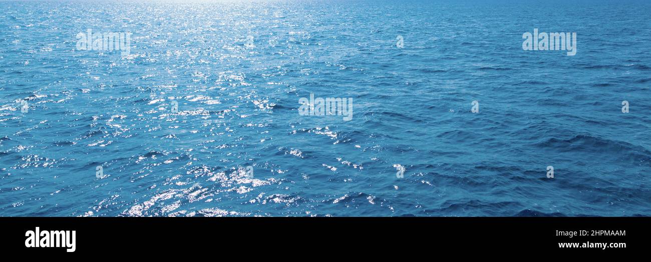 Meereshorizont, blauer Ozean, Wasseroberfläche, Reflexion der Sonne im Wasser Stockfoto
