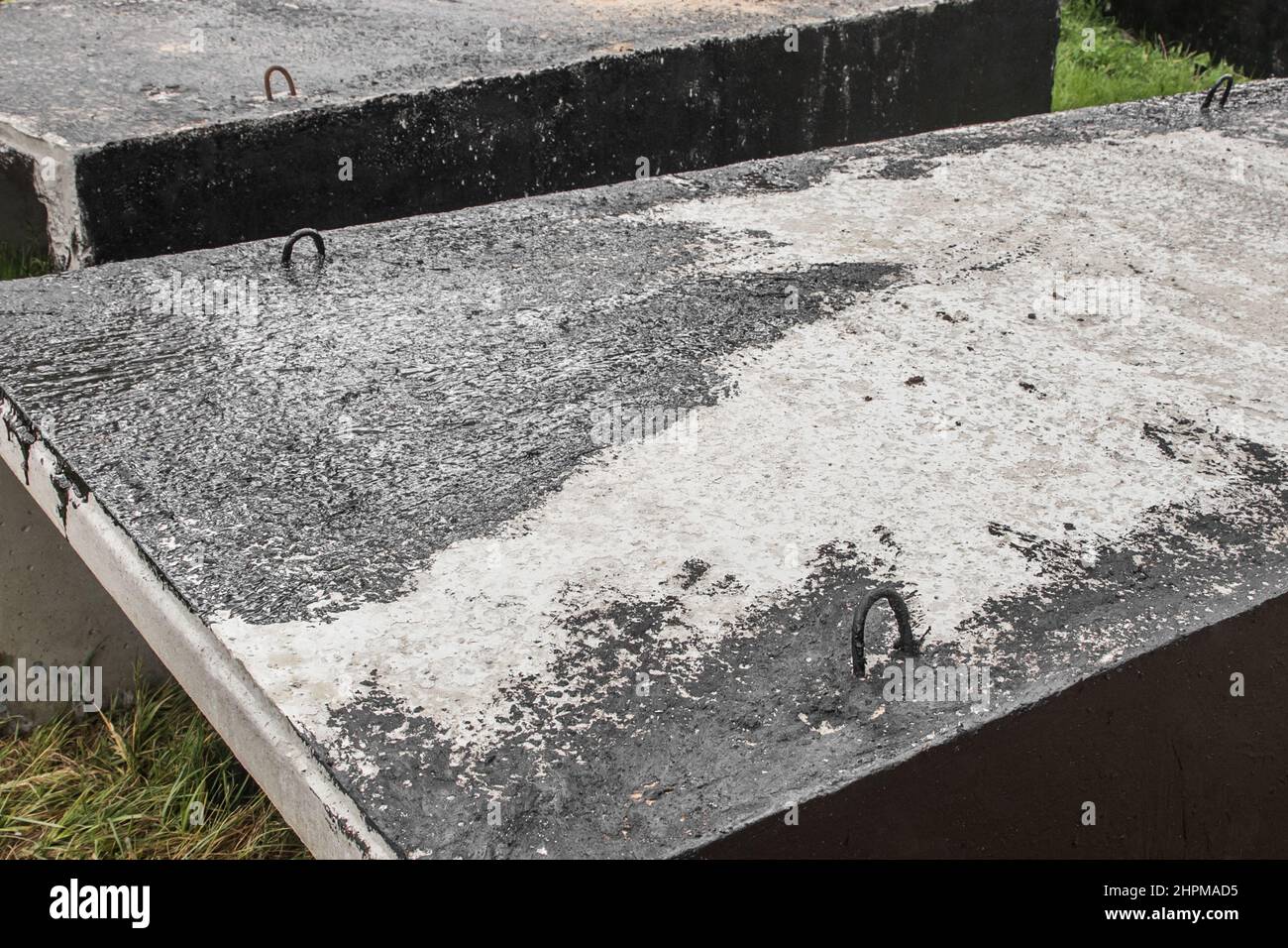 Teer Schwarz Flüssiges Bitumen Abdichtung Betonstruktur Oberflächenbeschichtung Textur Industrie. Stockfoto