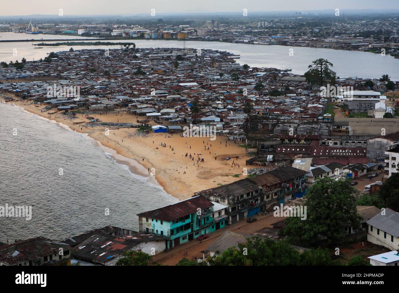 UN Women Power in Monrovia, Liberia. Die Entsendung der paramilitärischen Polizeieinheiten Indiens galt als erste Friedensmission einer Fraueneinheit in der Geschichte der Vereinten Nationen. Die Fraueneinheit aus Indien unterstützte die UNMIL-Friedensmission in Liberia. Die blau behelmte Spezialeinheit der indischen Polizei ist bewaffnet und soll die neu geschaffene und noch unbewaffnete liberianische Polizei unterstützen. Stockfoto