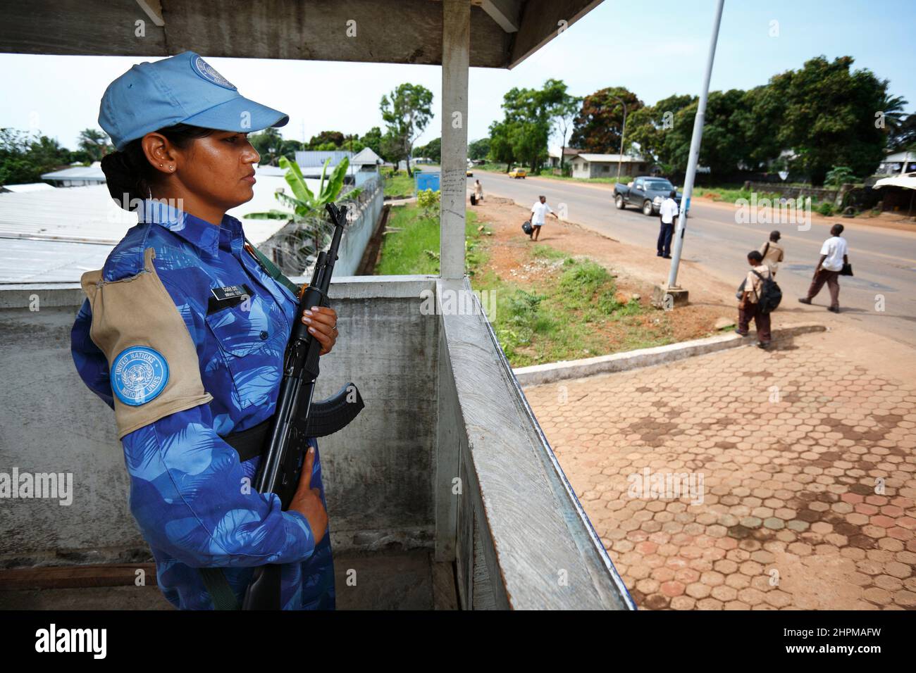 UN Women Power in Monrovia, Liberia. Die Entsendung der paramilitärischen Polizeieinheiten Indiens galt als erste Friedensmission einer Fraueneinheit in der Geschichte der Vereinten Nationen. Die Fraueneinheit aus Indien unterstützte die UNMIL-Friedensmission in Liberia. Die blau behelmte Spezialeinheit der indischen Polizei ist bewaffnet und soll die neu geschaffene und noch unbewaffnete liberianische Polizei unterstützen. Stockfoto