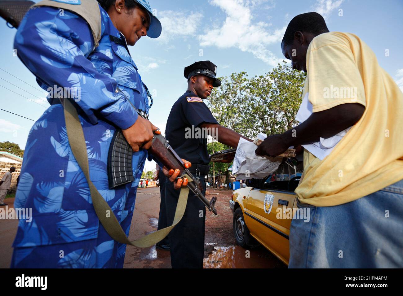 UN Women Power in Monrovia, Liberia. Die Entsendung der paramilitärischen Polizeieinheiten Indiens galt als erste Friedensmission einer Fraueneinheit in der Geschichte der Vereinten Nationen. Die Fraueneinheit aus Indien unterstützte die UNMIL-Friedensmission in Liberia. Die blau behelmte Spezialeinheit der indischen Polizei ist bewaffnet und soll die neu geschaffene und noch unbewaffnete liberianische Polizei unterstützen. Stockfoto