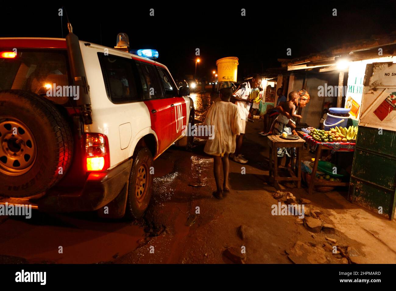 UN Women Power in Monrovia, Liberia. Die Entsendung der paramilitärischen Polizeieinheiten Indiens galt als erste Friedensmission einer Fraueneinheit in der Geschichte der Vereinten Nationen. Die Fraueneinheit aus Indien unterstützte die UNMIL-Friedensmission in Liberia. Die blau behelmte Spezialeinheit der indischen Polizei ist bewaffnet und soll die neu geschaffene und noch unbewaffnete liberianische Polizei unterstützen. Stockfoto