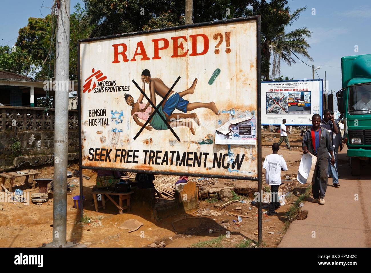 UN Women Power in Monrovia, Liberia. Die Entsendung der paramilitärischen Polizeieinheiten Indiens galt als erste Friedensmission einer Fraueneinheit in der Geschichte der Vereinten Nationen. Die Fraueneinheit aus Indien unterstützte die UNMIL-Friedensmission in Liberia. Die blau behelmte Spezialeinheit der indischen Polizei ist bewaffnet und soll die neu geschaffene und noch unbewaffnete liberianische Polizei unterstützen. Stockfoto