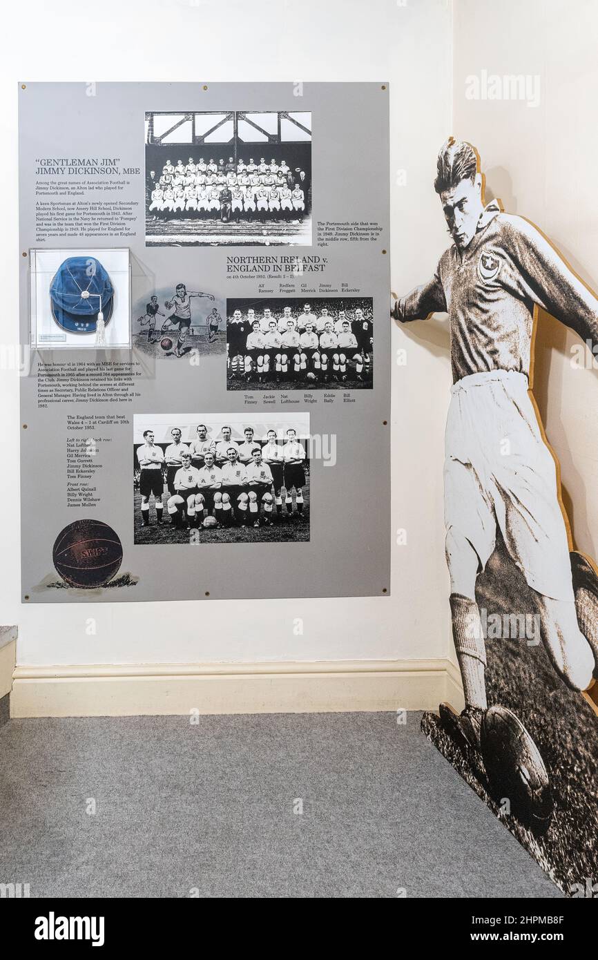 Curtis Museum, das Heimatkundemuseum im Stadtzentrum von Alton, Hampshire, England, Großbritannien. Ausstellung über den Fußballspieler „Gentleman Jim“ Jimmy Dickinson Stockfoto