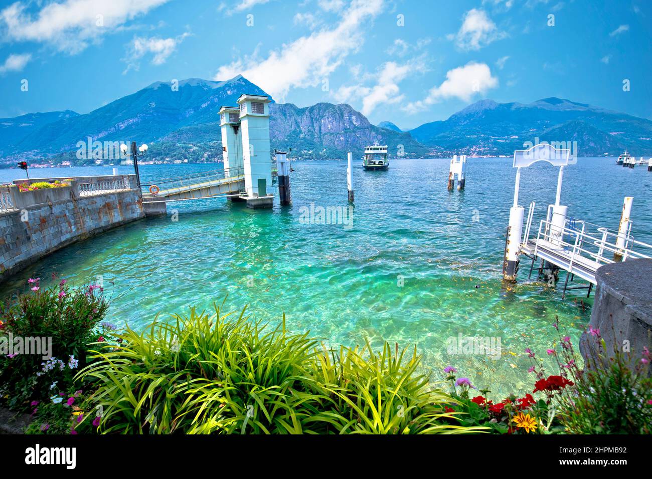 Fährhafen in der Stadt Belaggio auf türkisfarbenem Comer See Blick, Lombardei Region von Italien Stockfoto