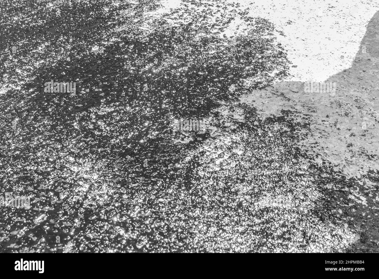 Teer Schwarz Flüssiges Bitumen Abdichtung Betonstruktur Oberflächenbeschichtung Textur Industrie. Stockfoto