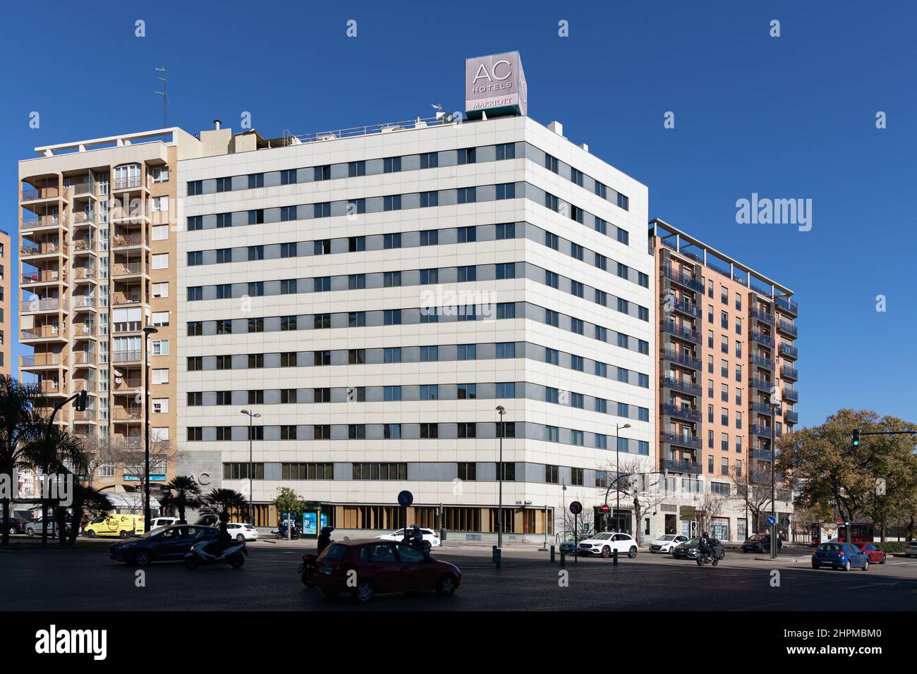 VALENCIA, SPANIEN - 22. FEBRUAR 2022: AC Hotels by Marriott ist eine spanische Hotelkette, die zur US-amerikanischen Marriott International Hotelgruppe gehört Stockfoto