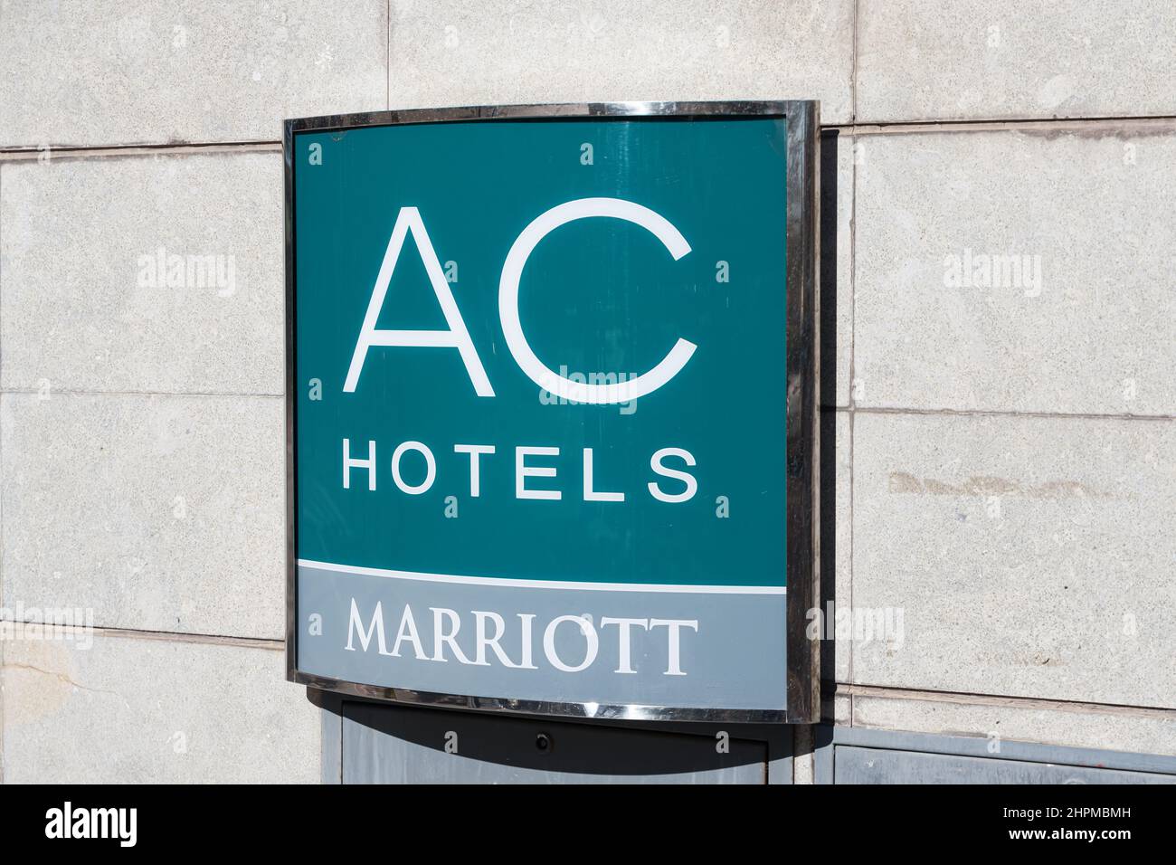 VALENCIA, SPANIEN - 22. FEBRUAR 2022: AC Hotels by Marriott ist eine spanische Hotelkette, die zur US-amerikanischen Marriott International Hotelgruppe gehört Stockfoto
