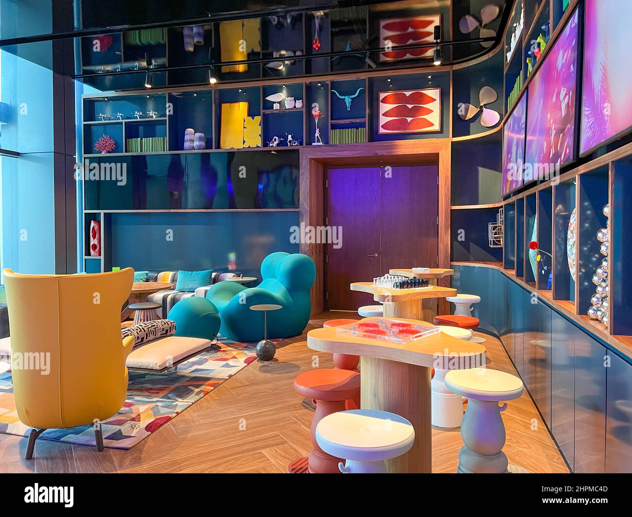 Orlando, FL USA - Dezember 23 2021: Der Wohnbereich im Wave Hotel am Lake Nona in Orlando, Florida. Stockfoto