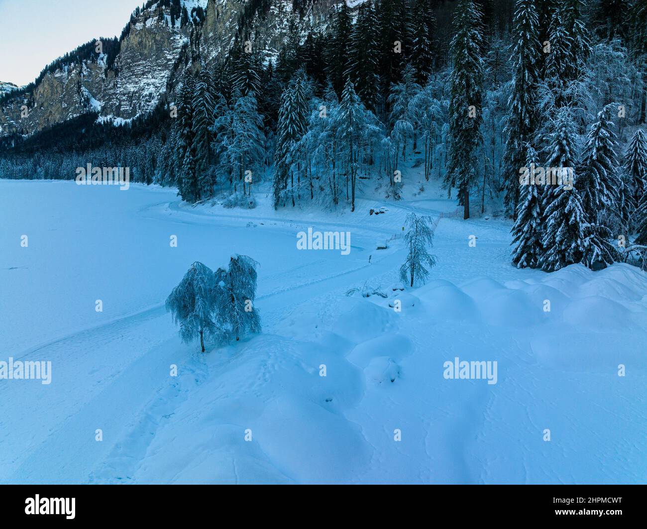 Bild, das einen großen Anteil darstellt, wird von Schnee bedeckt Morzine Montriond, Frankreich, Drohne Stockfoto