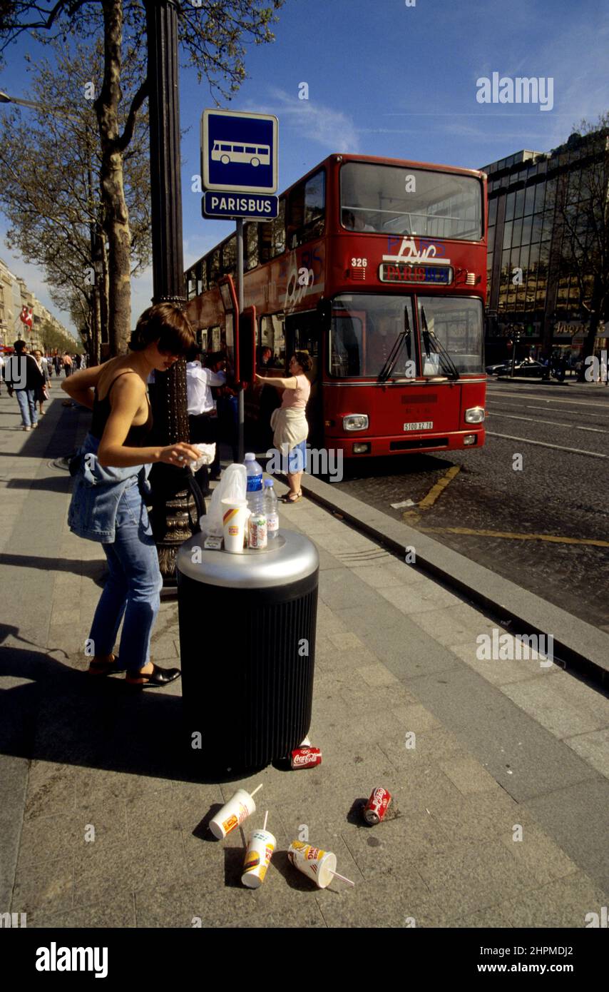 Frankreich paris dechets poubelle salete detritus champs elysees voller Müll poubelle remplie tourisme Hygiene Stockfoto