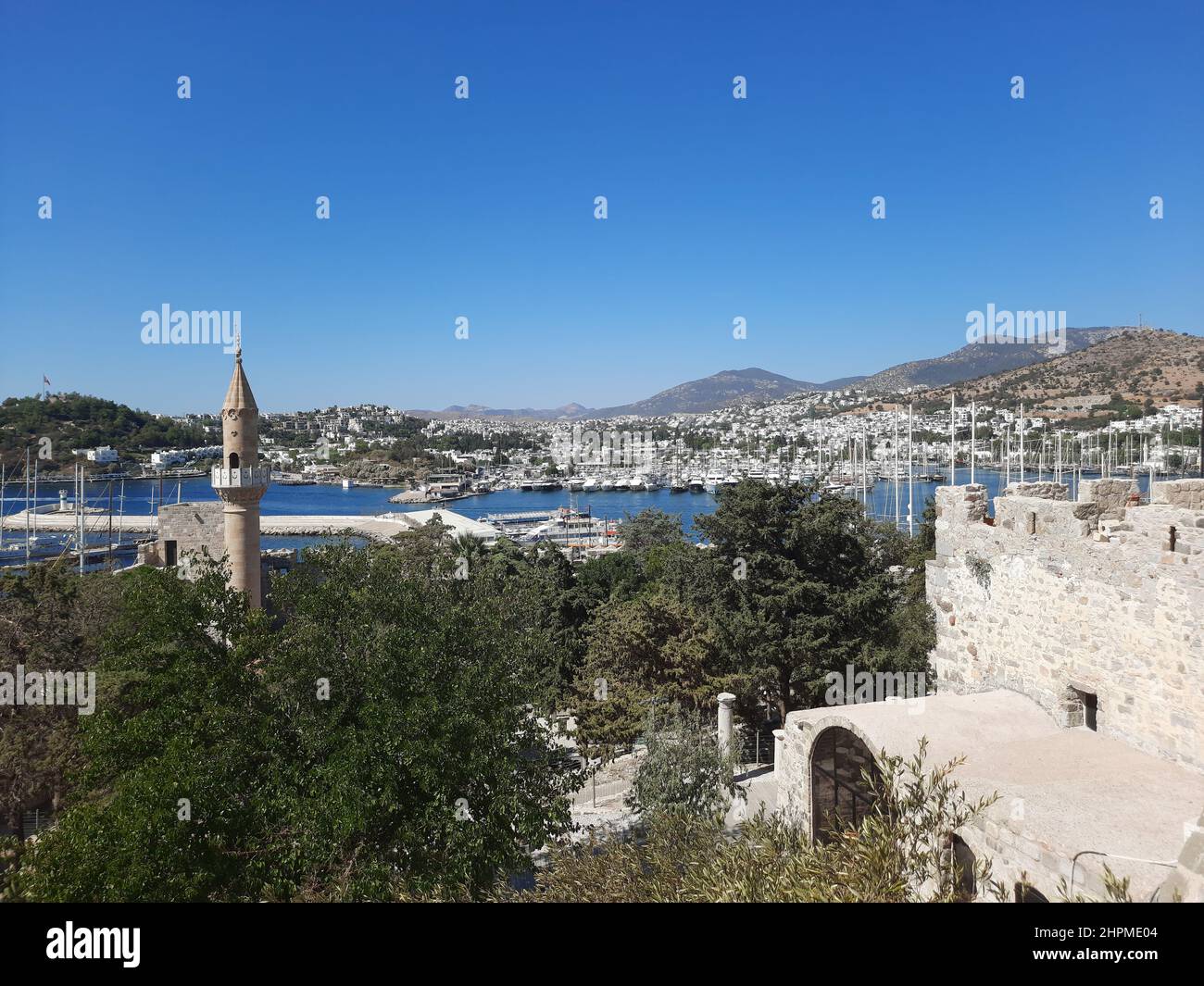 Wunderschöne mediterrane Landschaft der Bucht von Bodrum, Blick vom Schloss Bodrum auf die Altstadt und die Bucht in der Ägäis. Stockfoto