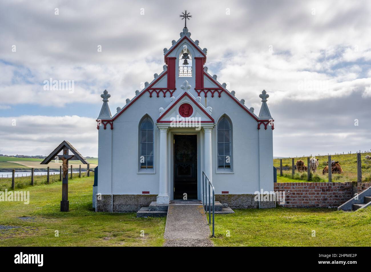 Außenansicht der italienischen Kapelle, die WW2 von italienischen Kriegsgefangenen auf der kleinen Insel Lamb Holm, Orkney Isles, Schottland, Großbritannien, erbaut wurde Stockfoto