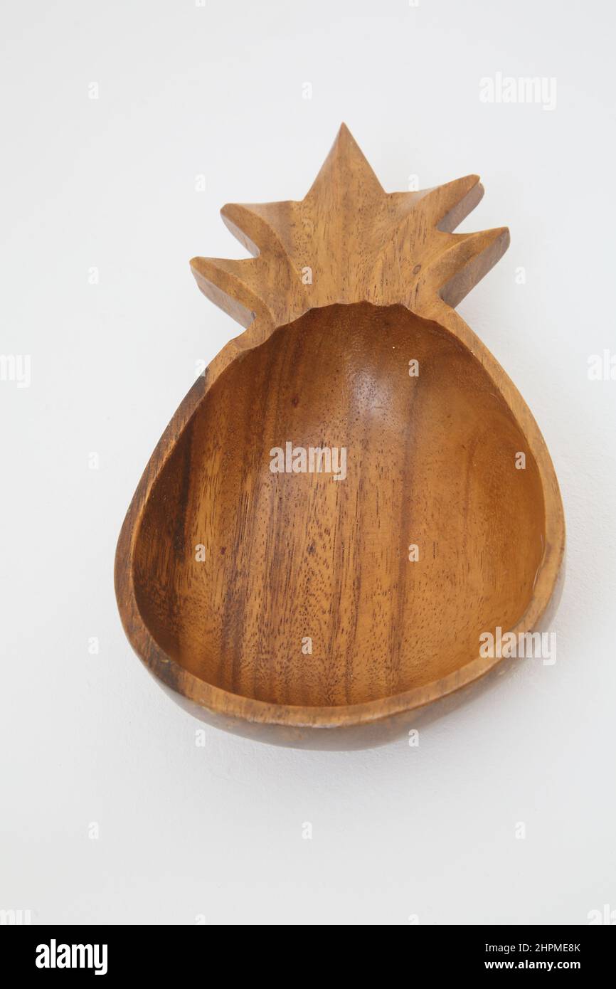 Holzschale in Form einer Ananas Stockfoto