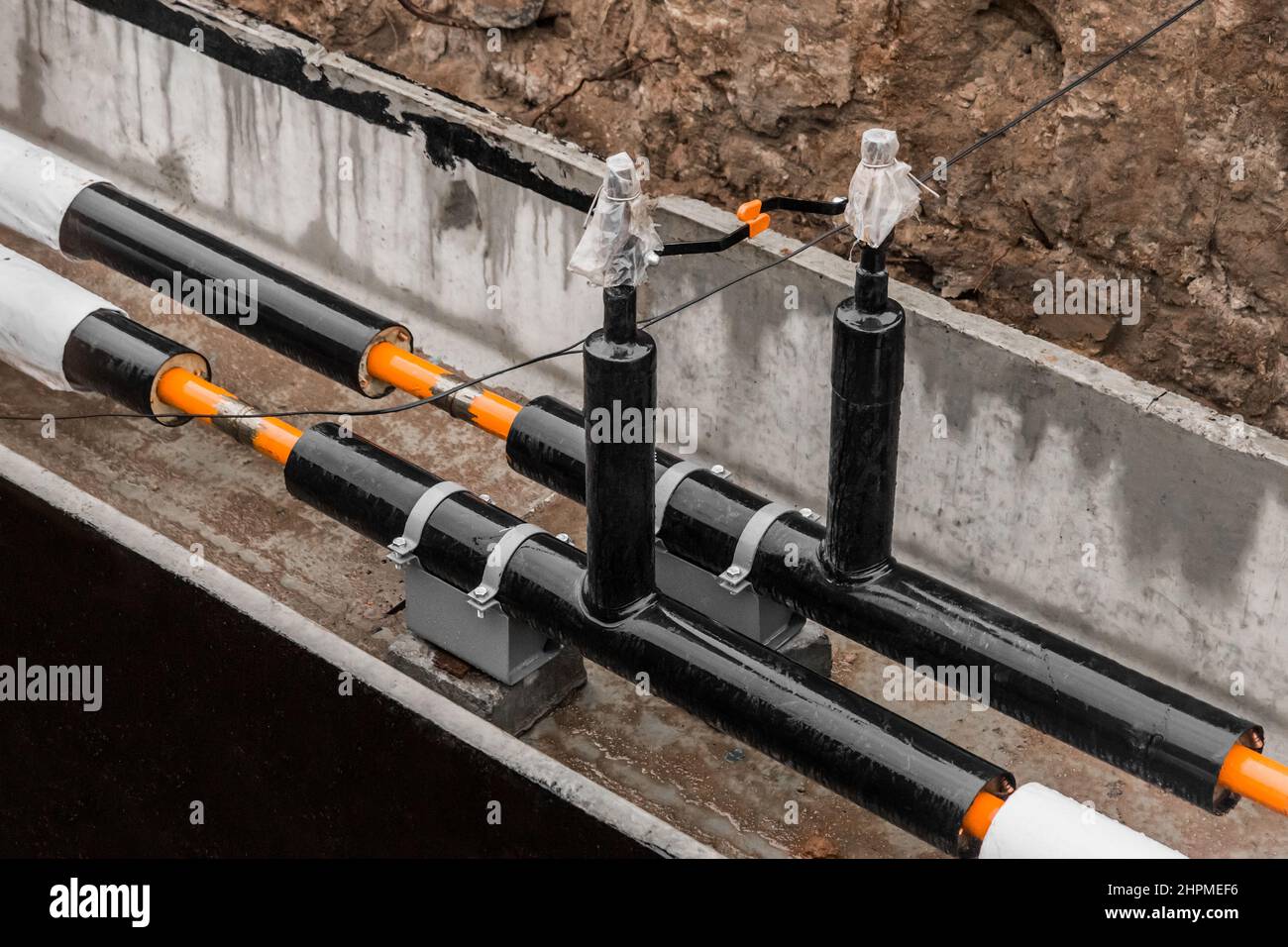 Reparatur der Wasserleitung des Heizungshauptrohrs in der Erdgraben-Pipeline auf der Baustelle. Stockfoto