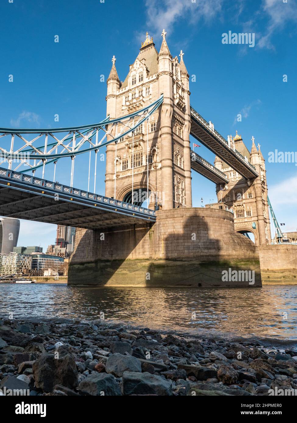 Tower Bridge, London. Ein niedriger Weitwinkelblick auf das beliebte Wahrzeichen, das bei Ebbe die Themse überquert. Stockfoto