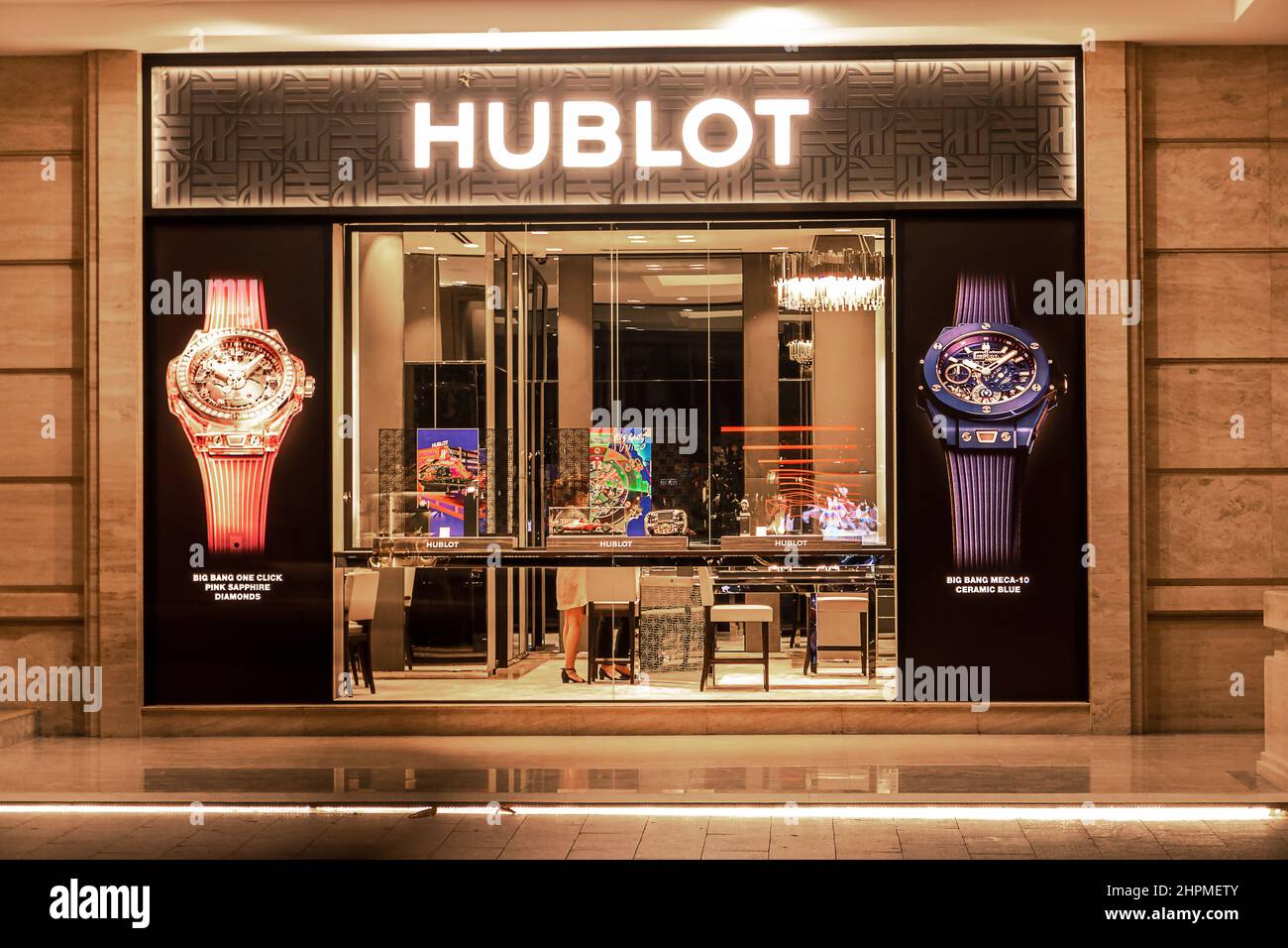 HUBLOT beleuchtete Uhrenfassade in Ho-Chi-Minh-Stadt, Vietnam 26. februar 2020 Stockfoto