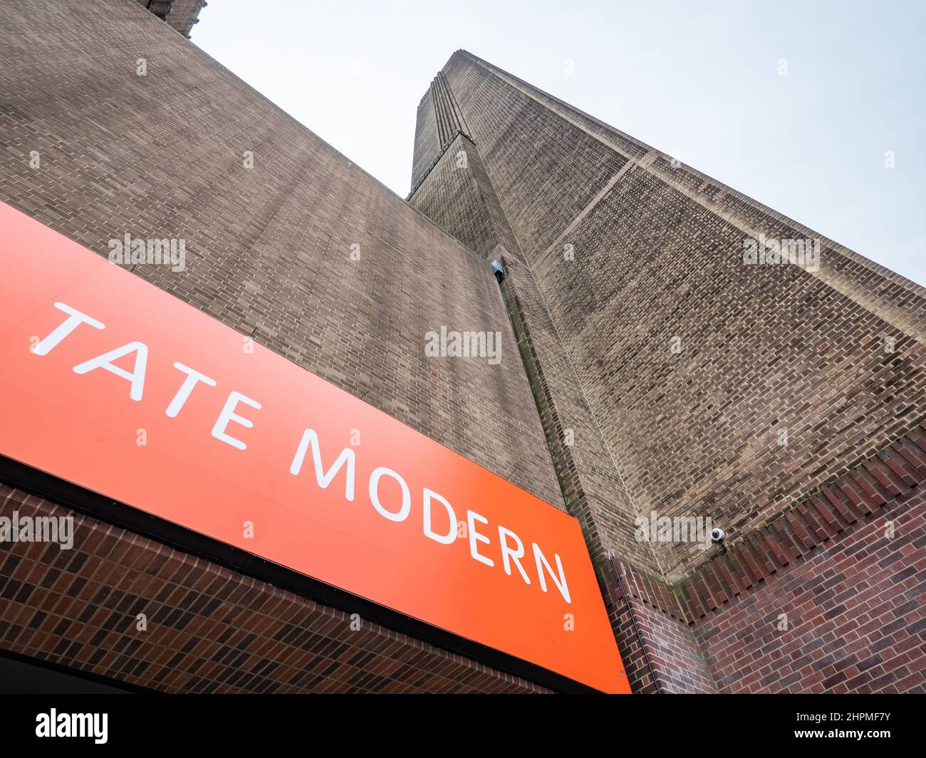 Die Tate Modern, London. Ein tiefer Weitwinkel-Blick auf das ehemalige Kraftwerk Bankside, in dem sich heute die renommierte Kunstgalerie befindet. Stockfoto