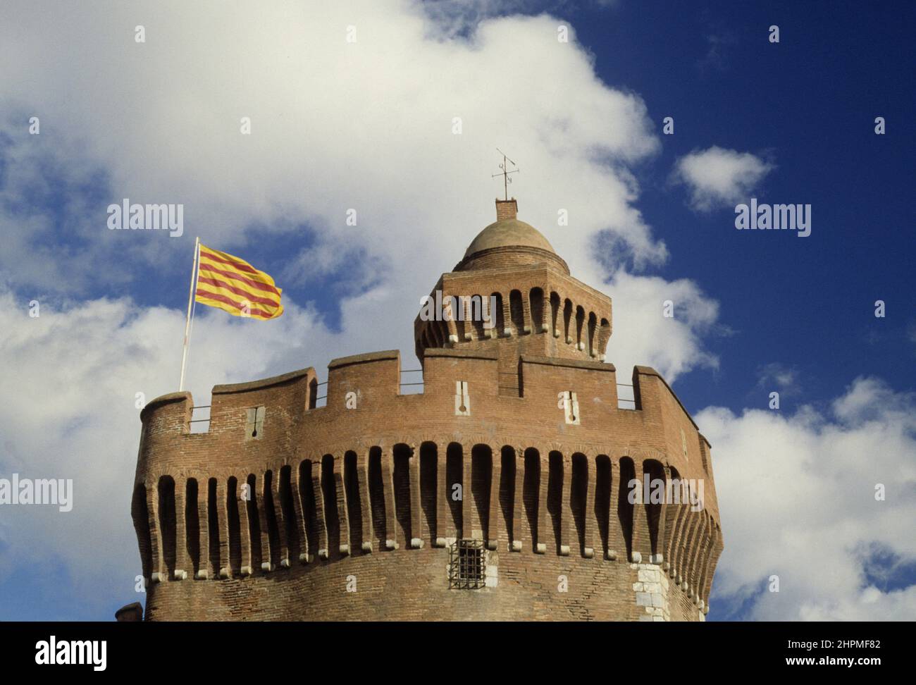 FRANKREICH Pyrenees Orientales Roussillon Catalogne, Perpignan drapeau catalan sur le canigou Stockfoto