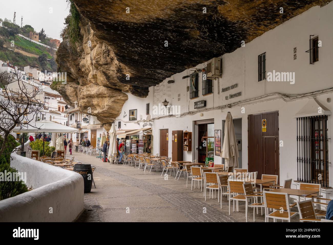 Setenil de las Bodegas, Spanien - 19. Februar 2022: Blick auf die malerische Calle Cueva del Sol in Setenil de las Bodegas Stockfoto