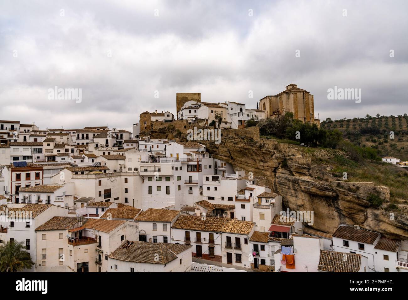 Setenil de las Bodegas, Spanien - 19. Februar 2022: Blick auf die Wahrzeichen-Stadt Setenil de las Bodegas in Andalusien Stockfoto
