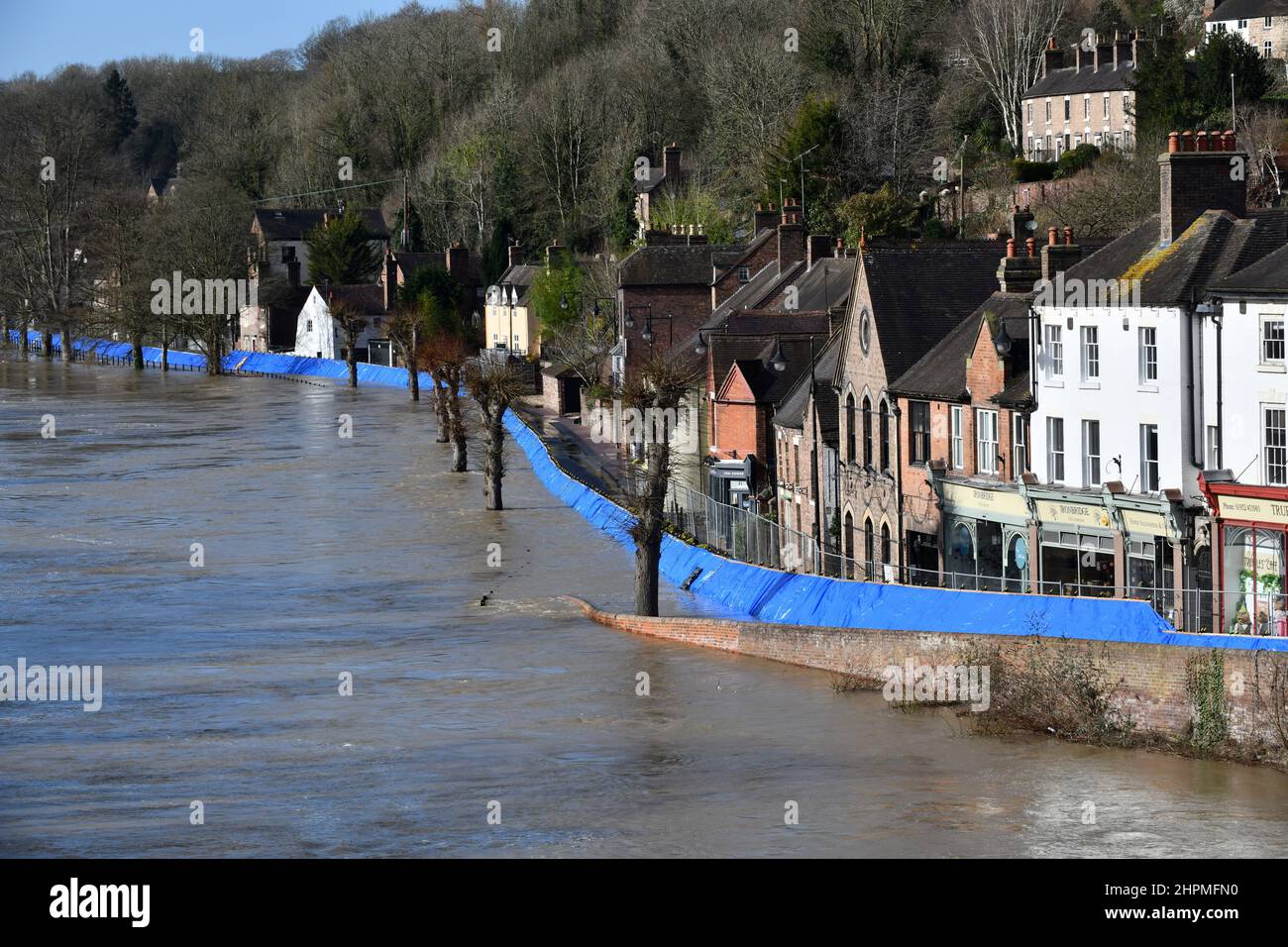 Ironbridge, Shropshire, Großbritannien, Februar 22nd 2022. Fluss Severn in Überschwemmung bei Ironbridge. Temporäre Hochwasserbarrieren zum Schutz von Grundstücken vor dem Hochwasser der Severn. Kredit: Dave Bagnall /Alamy Live Nachrichten Stockfoto