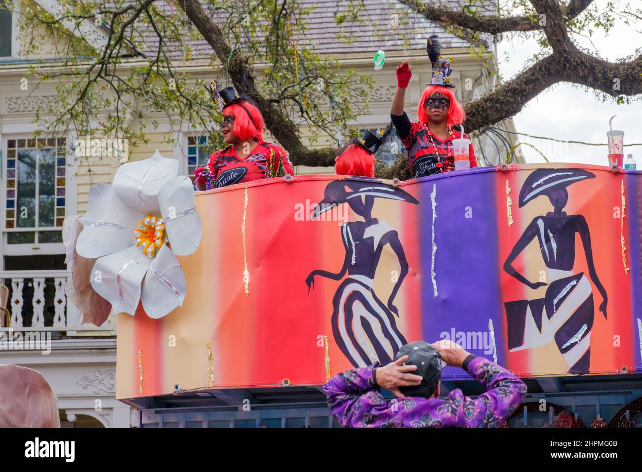NEW ORLEANS, LA, USA - 20. FEBRUAR 2022: Float Riders in Femme Fatale Parade werfen Perlen vom Float auf der St. Charles Avenue Stockfoto
