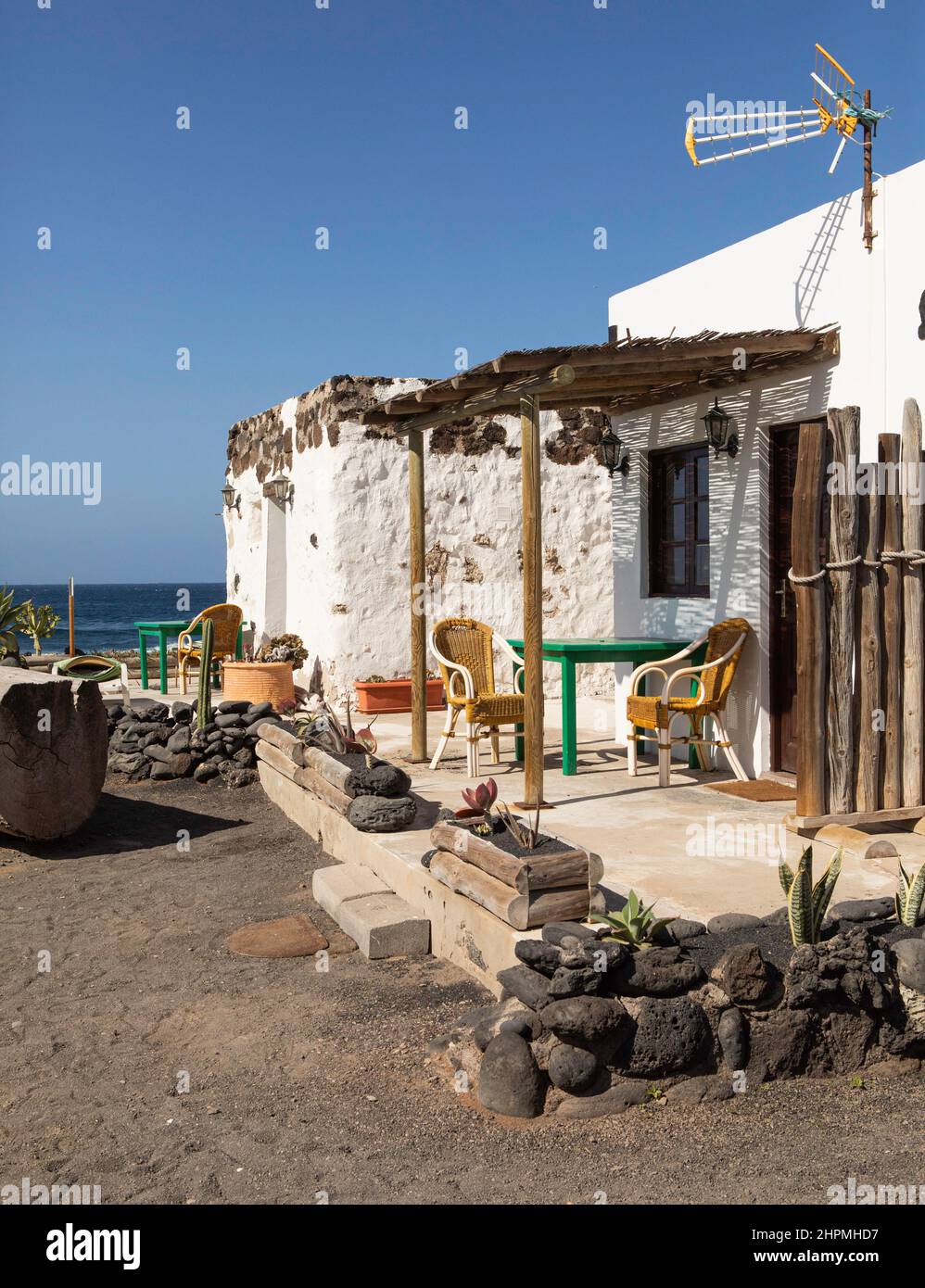Haus am Strand von El Golfo, Timanfaya Nation Park, Lanzarote, Kanarische Inseln. Stockfoto