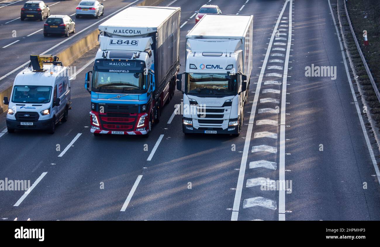 Lastwagen, Autos und Lieferwagen fahren an einem Februarnachmittag auf der M62 zwischen den Anschlussstellen 25 und 26. Die M62 ist eine 107 Meilen (172 km) lange West-Ost-Trans-Pennine-Autobahn in Nordengland, die Liverpool und Hull über Manchester, Bradford, Leeds und Wakefield in Großbritannien verbindet. Kredit: Windmill Images/Alamy Live Nachrichten Stockfoto