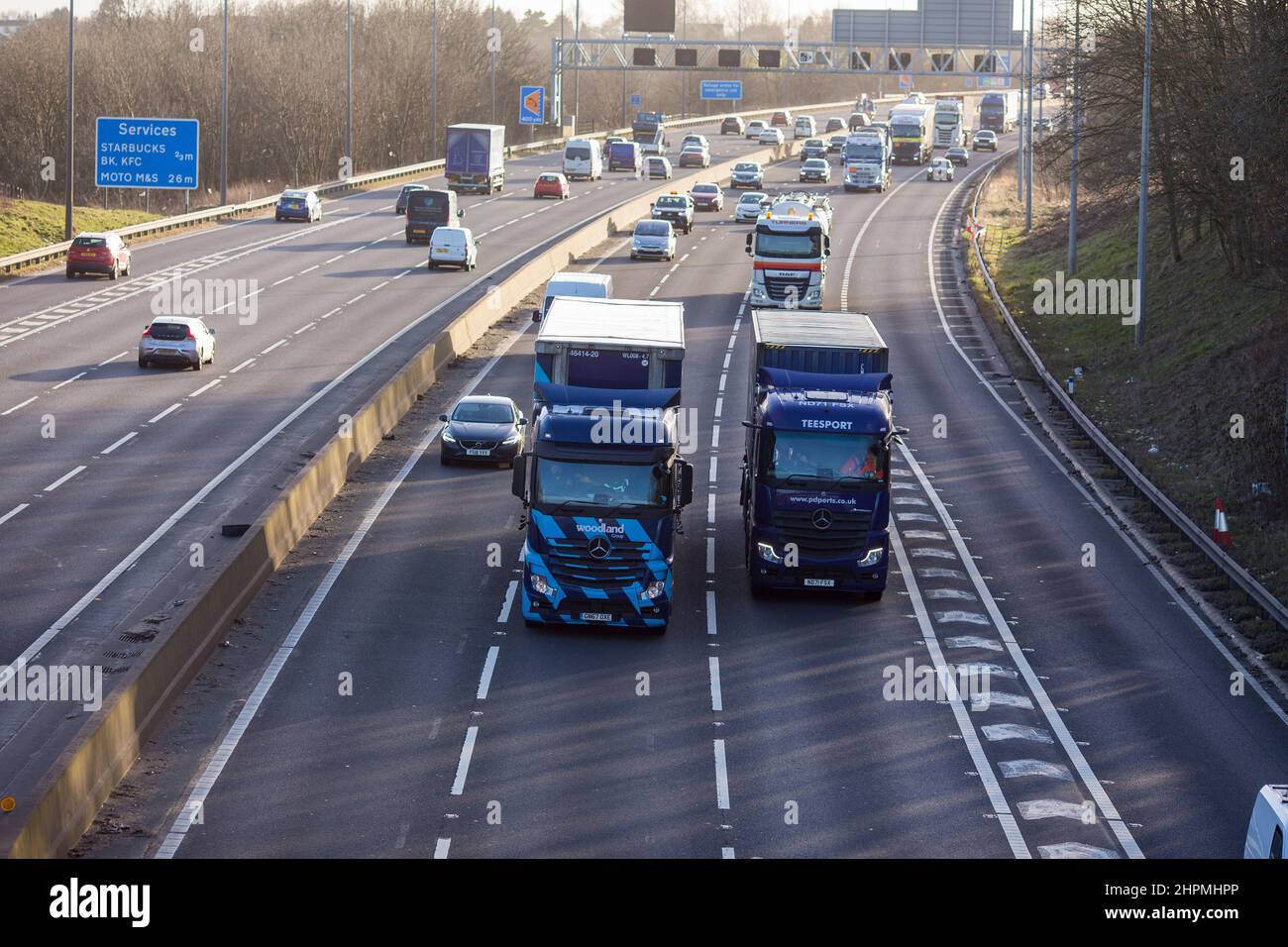 Lastwagen, Autos und Lieferwagen fahren an einem Februarnachmittag auf der M62 zwischen den Anschlussstellen 25 und 26. Die M62 ist eine 107 Meilen (172 km) lange West-Ost-Trans-Pennine-Autobahn in Nordengland, die Liverpool und Hull über Manchester, Bradford, Leeds und Wakefield in Großbritannien verbindet. Kredit: Windmill Images/Alamy Live Nachrichten Stockfoto