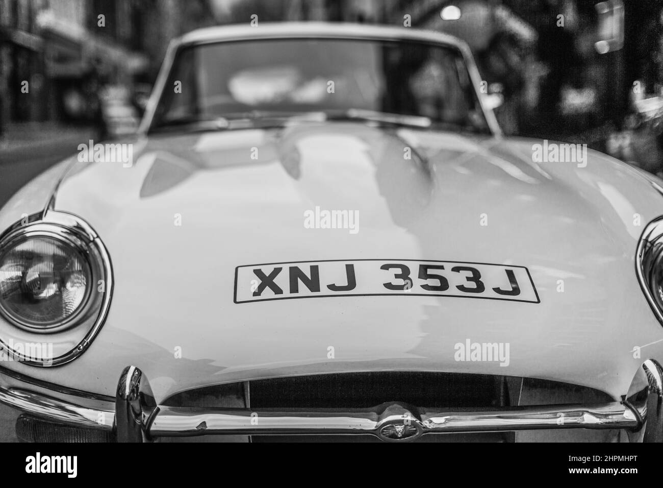 Ein schwarz-weißes Bild eines Oldtimer im Zentrum von London. Stockfoto