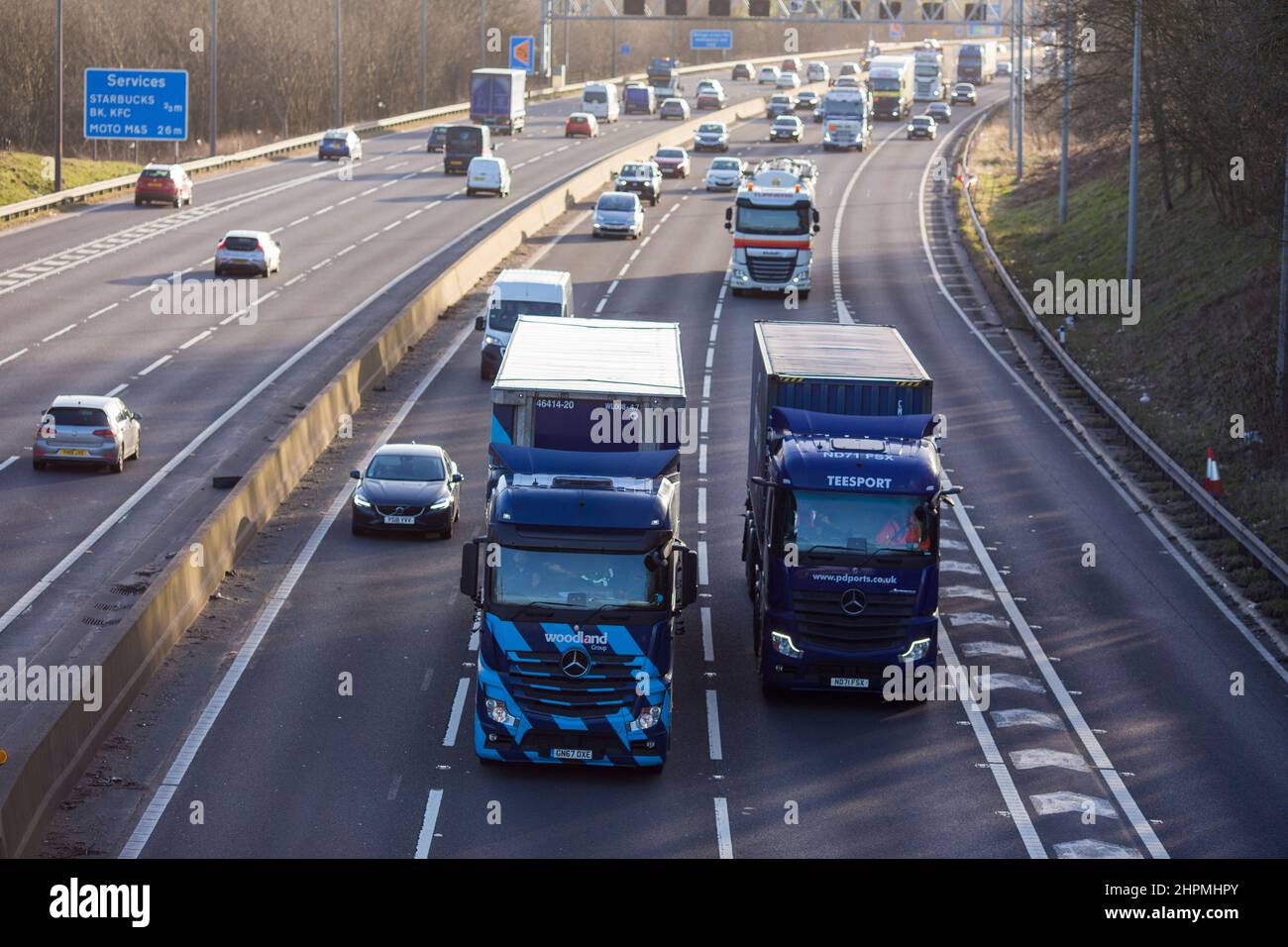 Lastwagen, Autos und Lieferwagen fahren an einem Februarnachmittag auf der M62 zwischen den Anschlussstellen 25 und 26. Die M62 ist eine 107 Meilen (172 km) lange West-Ost-Trans-Pennine-Autobahn in Nordengland, die Liverpool und Hull über Manchester, Bradford, Leeds und Wakefield in Großbritannien verbindet. Kredit: Windmill Images/Alamy Live Nachrichten Stockfoto