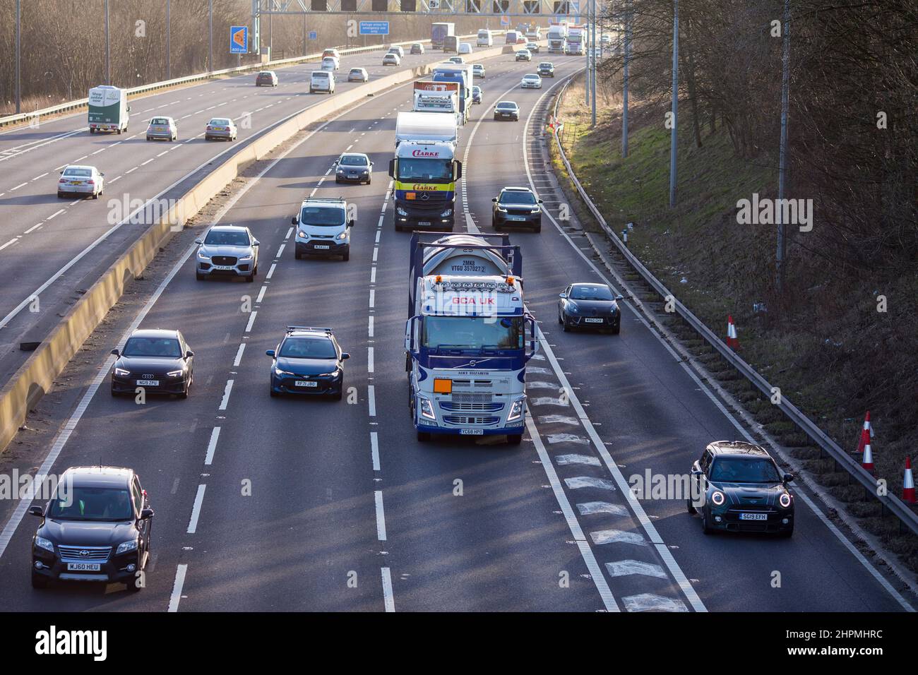 Lastwagen, Autos und Lieferwagen fahren an einem Februarnachmittag auf der M62 zwischen den Anschlussstellen 25 und 26. Die M62 ist eine 107 Meilen (172 km) lange West-Ost-Trans-Pennine-Autobahn in Nordengland, die Liverpool und Hull über Manchester, Bradford, Leeds und Wakefield in Großbritannien verbindet. Kredit: Windmill Images/Alamy Live Nachrichten Stockfoto