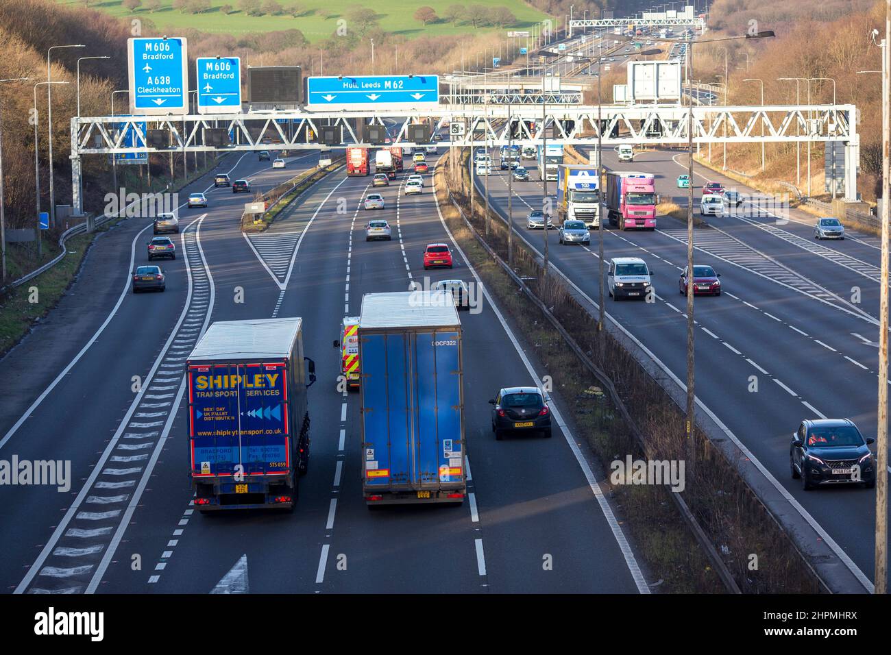 Lastwagen, Autos und Lieferwagen fahren an einem Februarnachmittag auf der M62 zwischen den Anschlussstellen 25 und 26. Die M62 ist eine 107 Meilen (172 km) lange West-Ost-Trans-Pennine-Autobahn in Nordengland, die Liverpool und Hull über Manchester, Bradford, Leeds und Wakefield in Großbritannien verbindet. Kredit: Windmill Images/Alamy Live Nachrichten Stockfoto