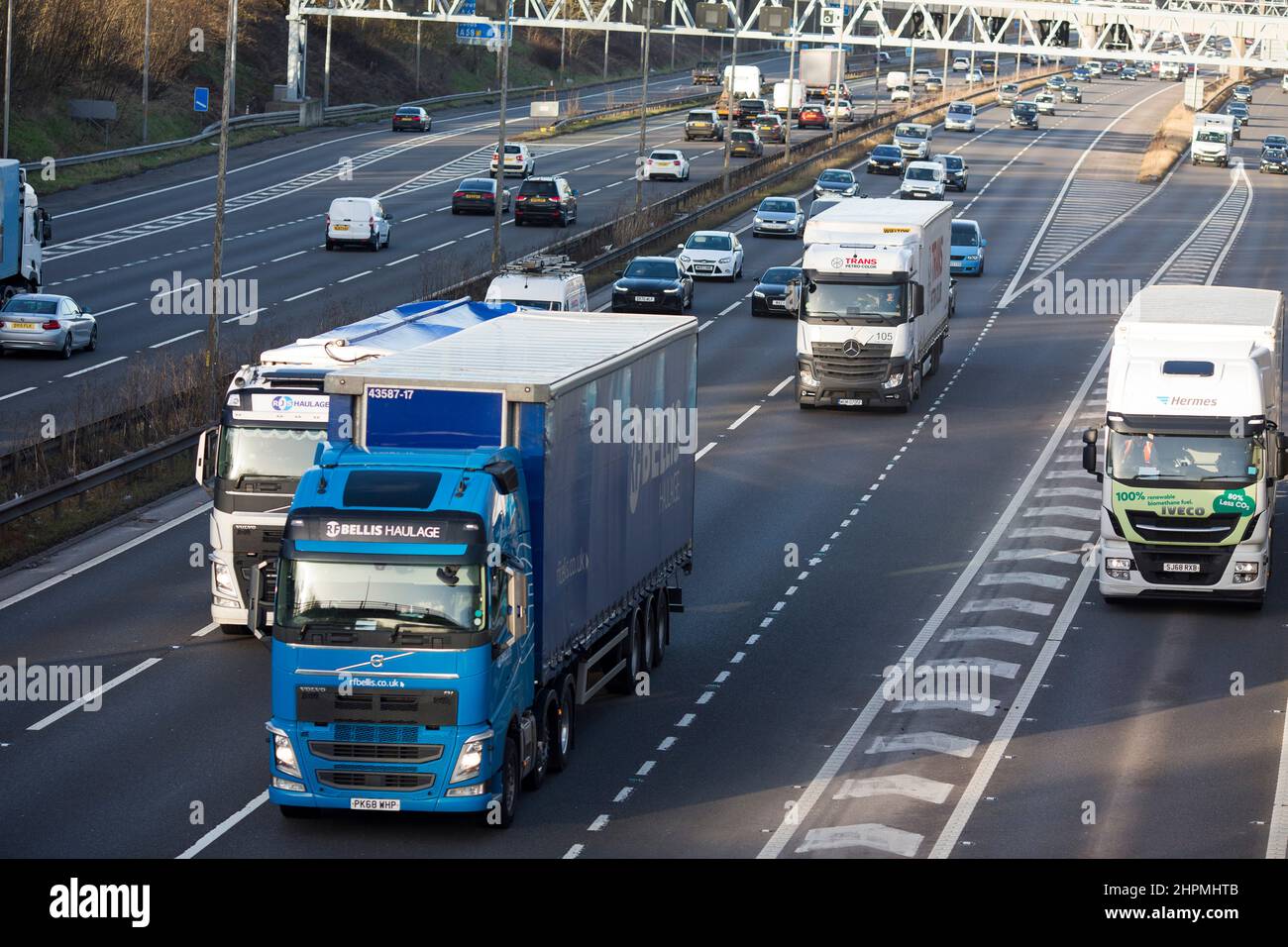 Lastwagen, Autos und Lieferwagen fahren an einem Februarnachmittag auf der M62 zwischen den Anschlussstellen 25 und 26. Die M62 ist eine 107 Meilen (172 km) lange West-Ost-Trans-Pennine-Autobahn in Nordengland, die Liverpool und Hull über Manchester, Bradford, Leeds und Wakefield in Großbritannien verbindet. Kredit: Windmill Images/Alamy Live Nachrichten Stockfoto