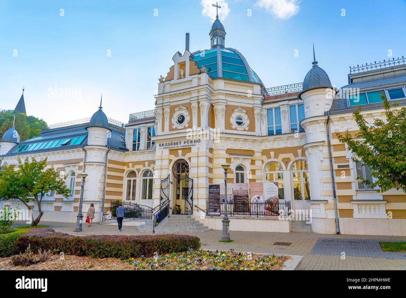 Miskolc, Ungarn - 10.13.2021 : schönes Gebäude des Erzsebet-Furdo-Bades an einem sonnigen Tag Stockfoto