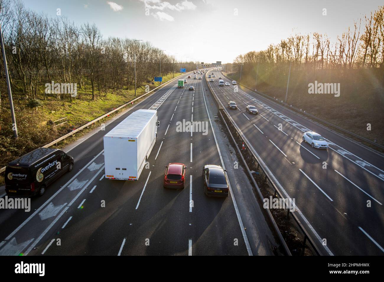 Lastwagen, Autos und Lieferwagen fahren an einem Februarnachmittag auf der M62 zwischen den Anschlussstellen 25 und 26. Die M62 ist eine 107 Meilen (172 km) lange West-Ost-Trans-Pennine-Autobahn in Nordengland, die Liverpool und Hull über Manchester, Bradford, Leeds und Wakefield in Großbritannien verbindet. Kredit: Windmill Images/Alamy Live Nachrichten Stockfoto