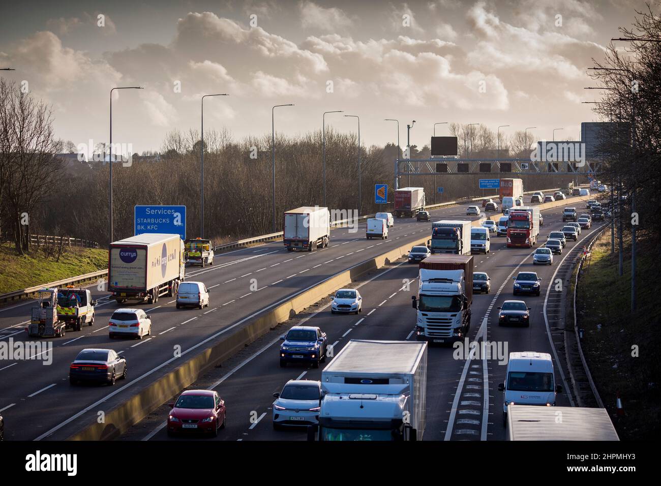 Lastwagen, Autos und Lieferwagen fahren an einem Februarnachmittag auf der M62 zwischen den Anschlussstellen 25 und 26. Die M62 ist eine 107 Meilen (172 km) lange West-Ost-Trans-Pennine-Autobahn in Nordengland, die Liverpool und Hull über Manchester, Bradford, Leeds und Wakefield in Großbritannien verbindet. Kredit: Windmill Images/Alamy Live Nachrichten Stockfoto