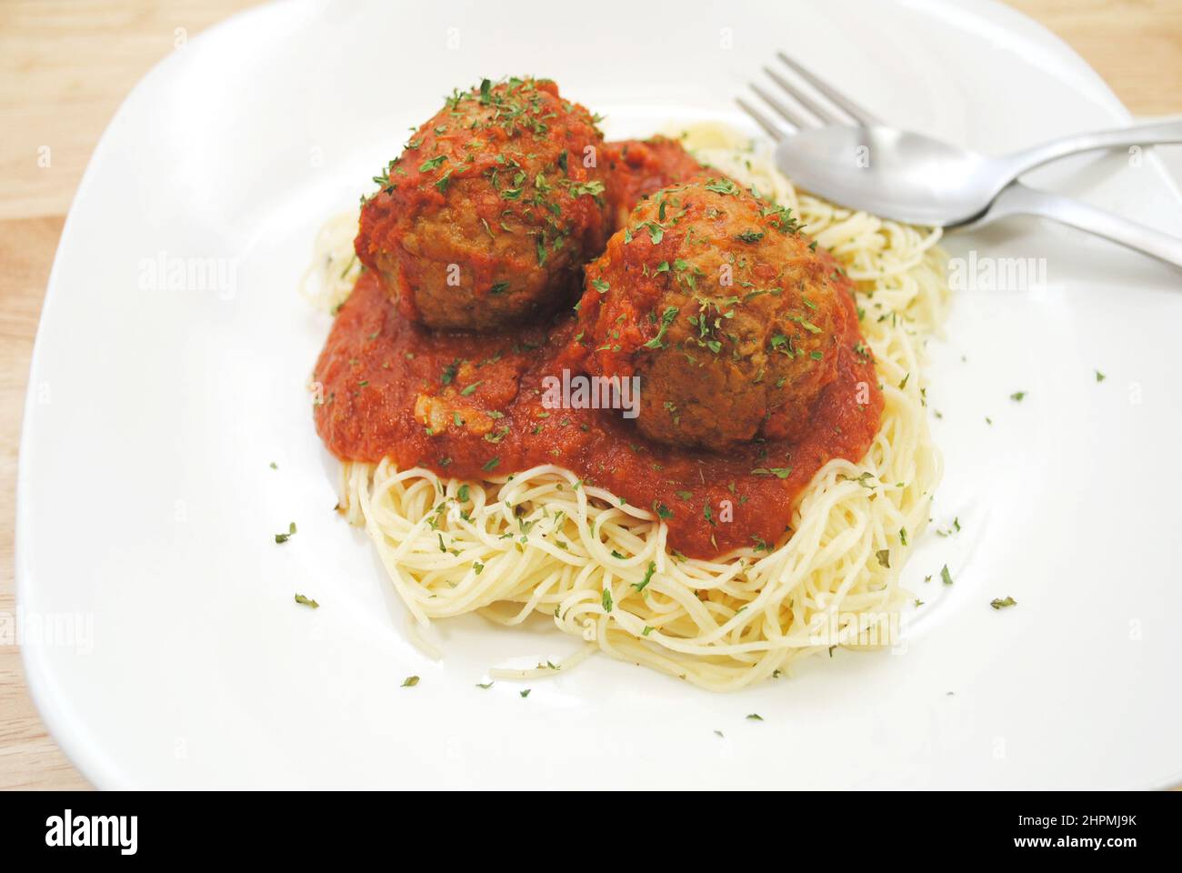 Zwei perfekte italienische Fleischbällchen auf Spaghetti und Marinera-Sauce Stockfoto