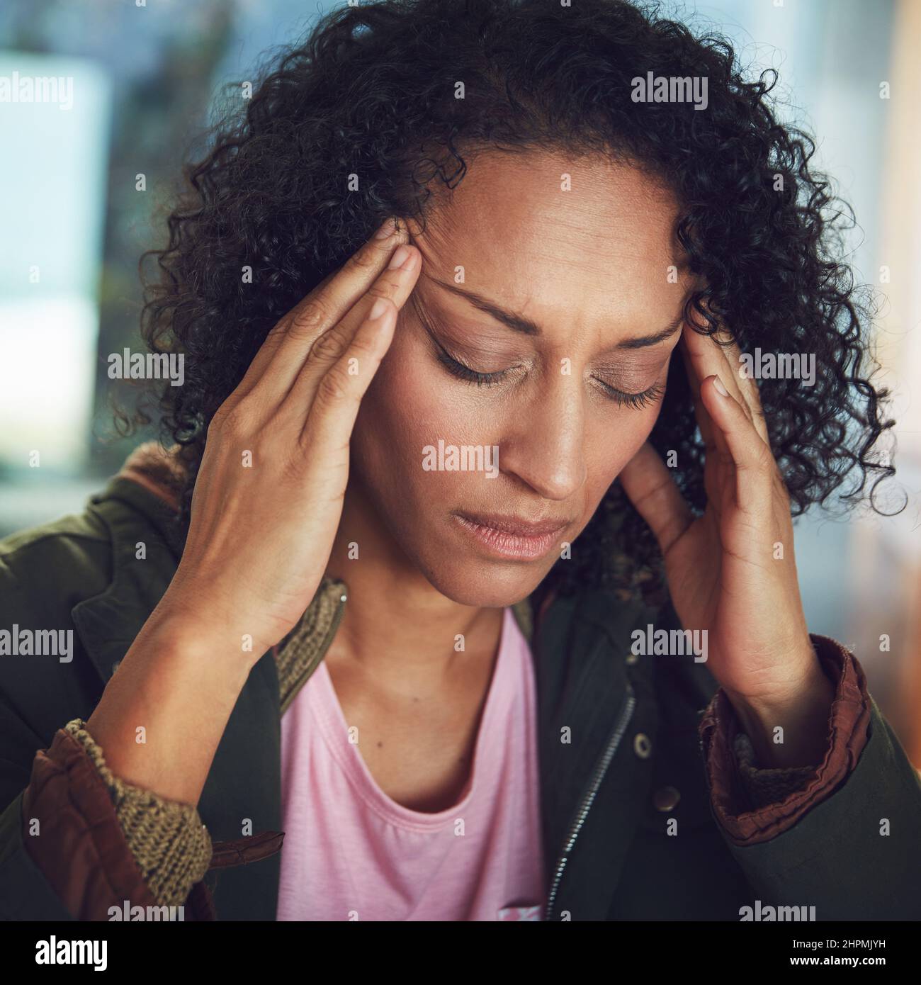 Ich kann diesen Schmerz nicht mehr ertragen. Aufnahme einer reifen Frau mit Kopfschmerzen. Stockfoto