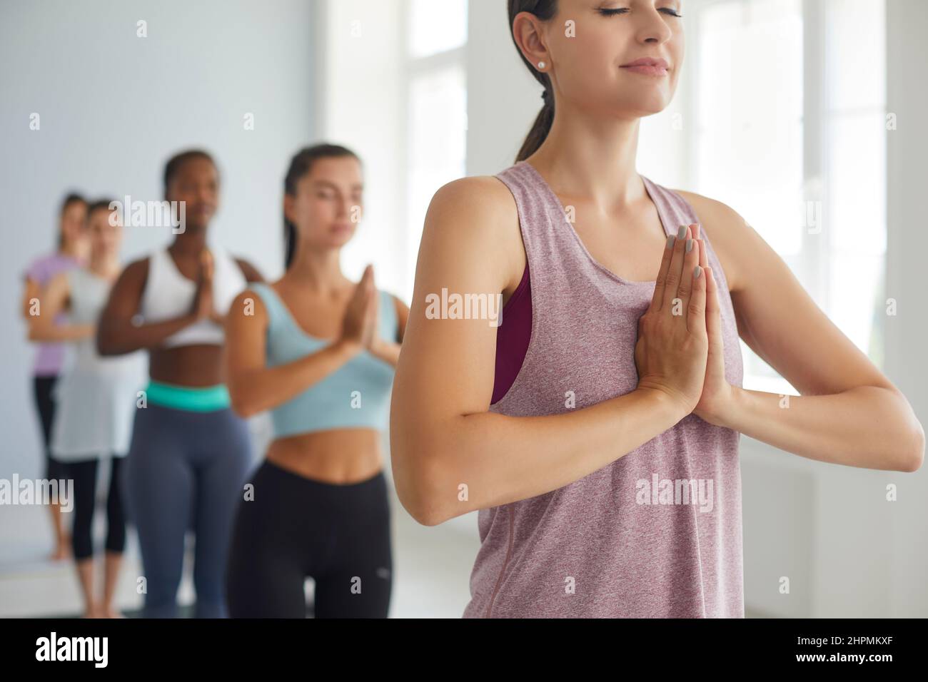 Verschiedene Frauen meditieren gemeinsam Yoga Stockfoto