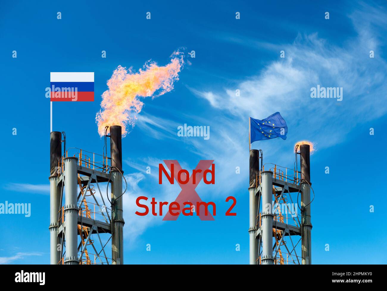Russische und EU-Flaggen auf dem Schornstein der Industriegasanlage. Energiekrise, Russland, Ukraine-Konflikt, Nord Stream 2, Europa, Russisches Gas... Konzept Stockfoto