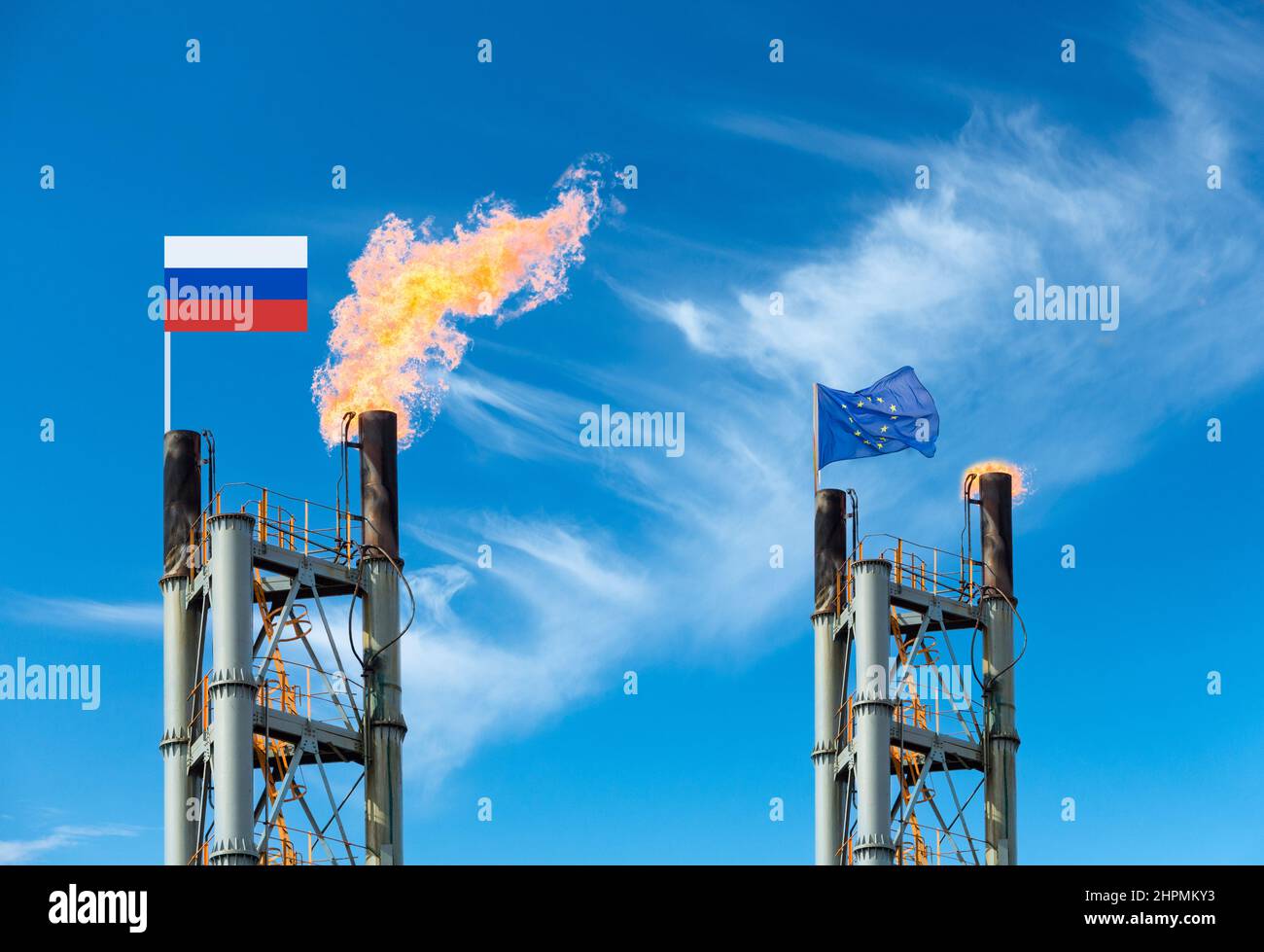 Russische und EU-Flaggen auf dem Schornstein der Industriegasanlage. Energiekrise, Russland, Ukraine-Konflikt, Nord Stream 2, Europa, Russisches Gas... Konzept Stockfoto